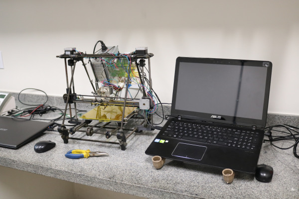Impressora 3D tipo RepRap para prototipagem de dispositivos microfluídicos (tecnologia FDM)